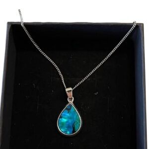 Tear drop necklace. Silver tone. Blue green